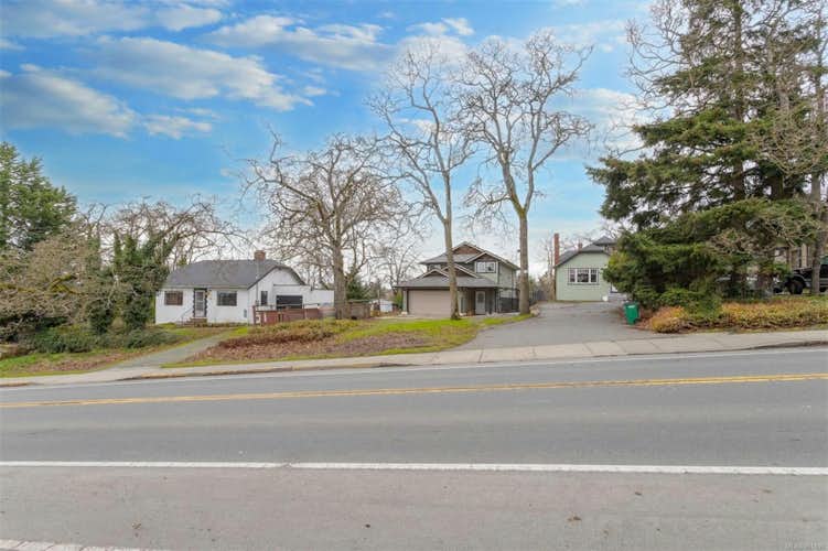 988 Cloverdale Ave, Saanich BC V8X 2T8
