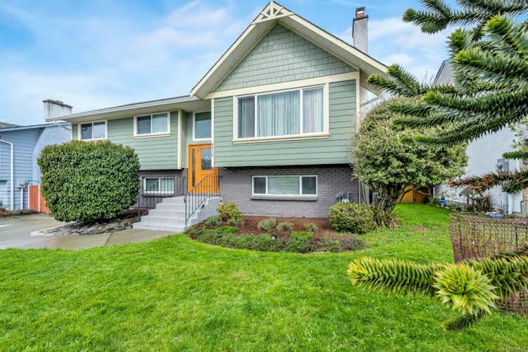 4212 Rossiter Dr, Saanich BC V8N 4S7