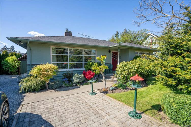 2834 Inlet Ave, Saanich BC V9A 2M7